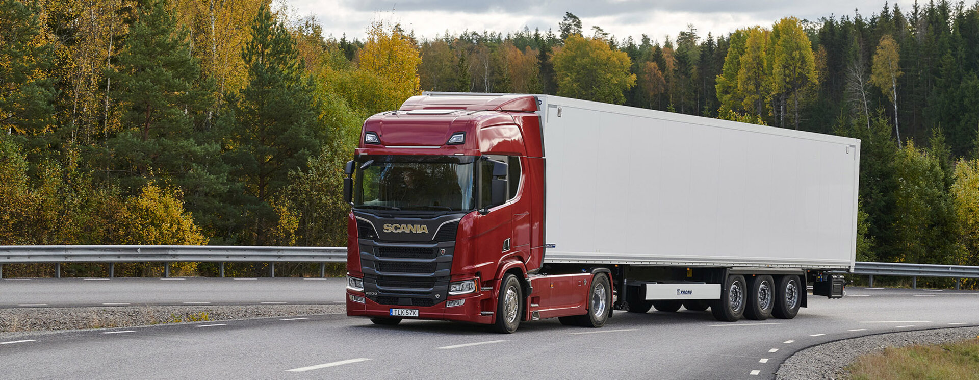 [Translate to EN:] Besucher testen Scania-LKW mit Krone Trailern
