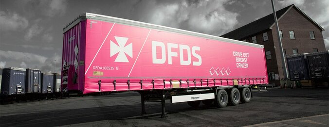 [Translate to EN:] DFDS mit pinkem Trailer im Kampf gegen Brustkrebs